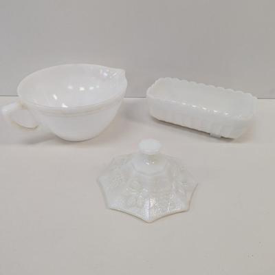Vintage Milk Glass Batter Mixing Bowl With Spout & Cake Dish