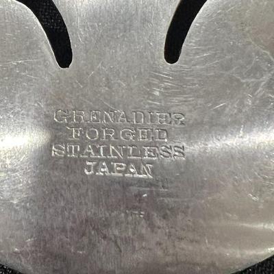 11 MCM Pieces Grenadier Utensils