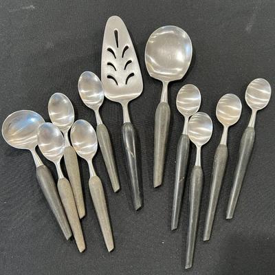 11 MCM Pieces Grenadier Utensils
