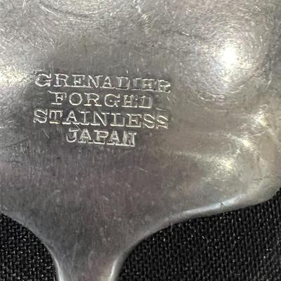 11 MCM Pieces Grenadier Utensils