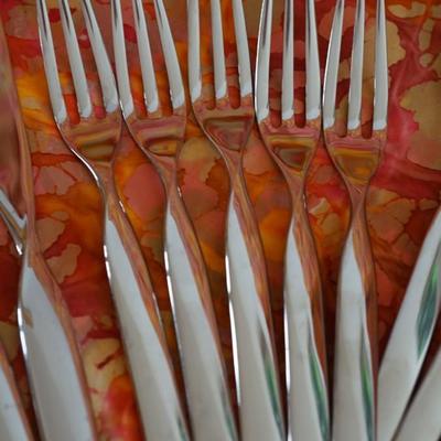WARD BENNETT SASAKI "DOUBLE HELIX" PATTERN STAINLESS FLATWARE