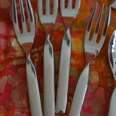 WARD BENNETT SASAKI "DOUBLE HELIX" PATTERN STAINLESS FLATWARE