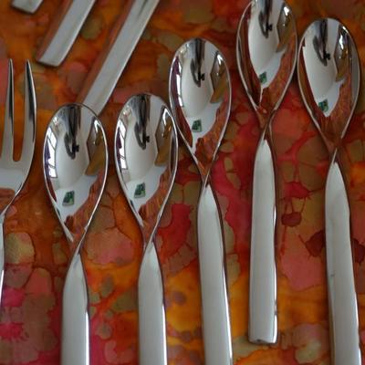 WARD BENNETT SASAKI "DOUBLE HELIX" PATTERN STAINLESS FLATWARE
