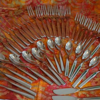 WARD BENNETT SASAKI "DOUBLE HELIX" PATTERN STAINLESS FLATWARE