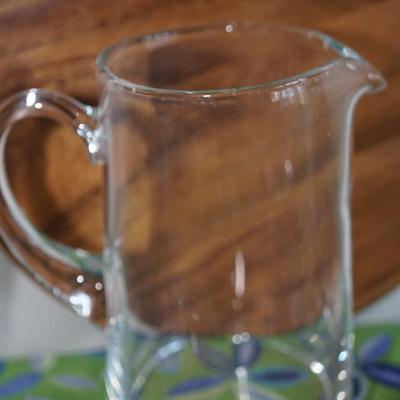 GROUPING OF EIGHT PILSNER GLASSES, TEAK SERVING ROUND TRAYS, TWO HEAVY WIRE SNACK BASKETS