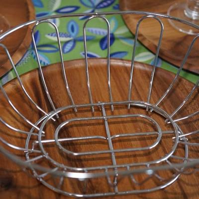 GROUPING OF EIGHT PILSNER GLASSES, TEAK SERVING ROUND TRAYS, TWO HEAVY WIRE SNACK BASKETS