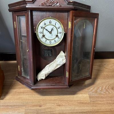 2 Wall decor clocks