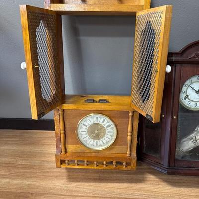 2 Wall decor clocks