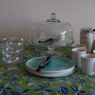 Sale Photo Thumbnail #106: A classic set up for your coffee break with neighbors or friends.
The grouping comes with 12 glass fruit cups perfect just to have for serving fresh fruit , yogart parfait or other. set of 6 heavy duty plastic Better Home brand plastic plates with a moder