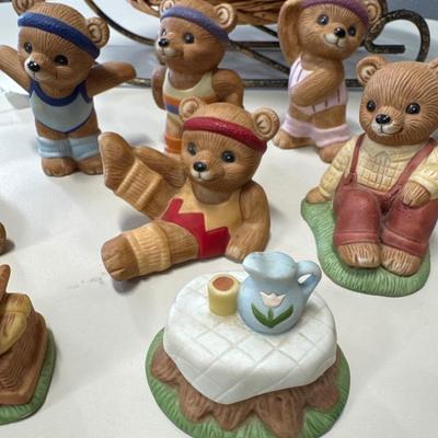 Bear figurines with sleigh