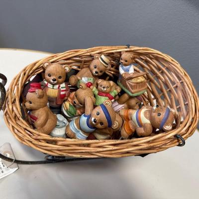 Bear figurines with sleigh