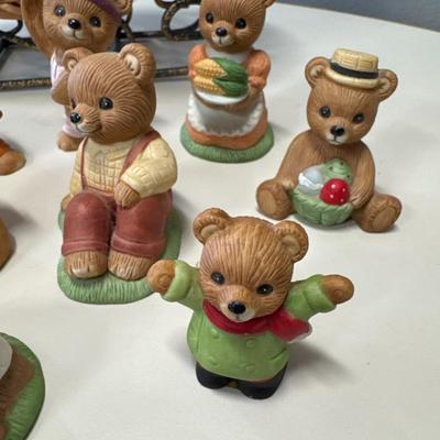 Bear figurines with sleigh