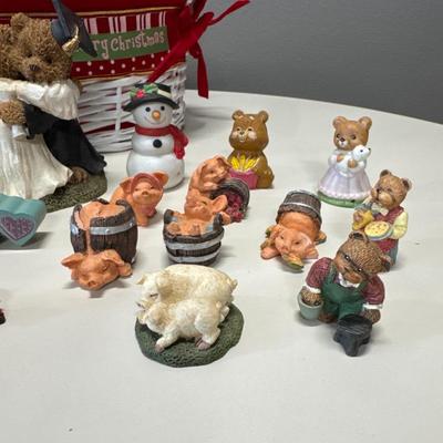 Animal figurines with basket