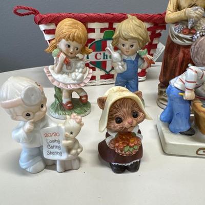 Figurines the basket