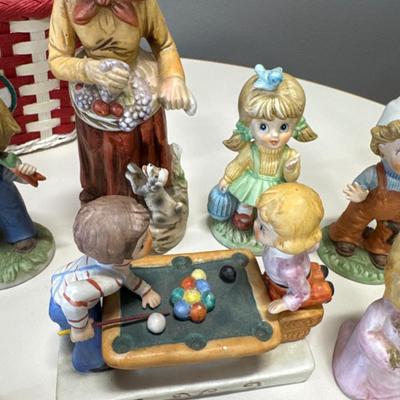 Figurines the basket