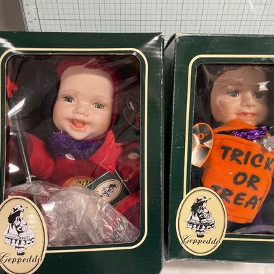 2 Geppeddo dolls in costumes