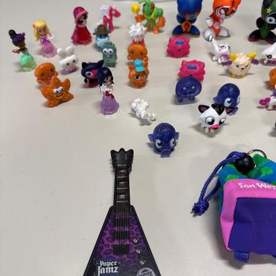 Small kids toy figurines