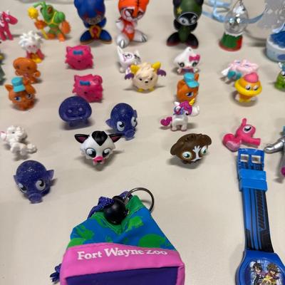 Small kids toy figurines