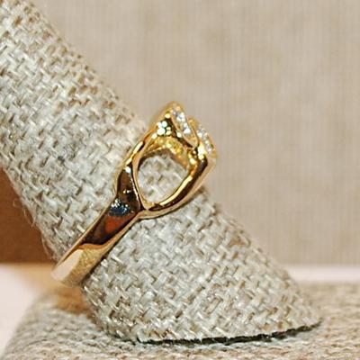 Size 9 ½ VINTAGE Double "Pod" Ring with 4 Clear Stones & Looped Setting and Gold Tone Band (6.5g)