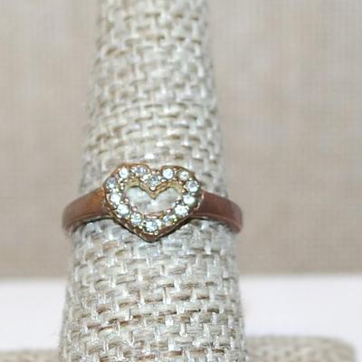 Size 7 ½ VINTAGE Clear Stones HEART Ring Inscribed on the OUTSIDE of the Brass-Colored Band "BEST FRIENDS" (2.1g)