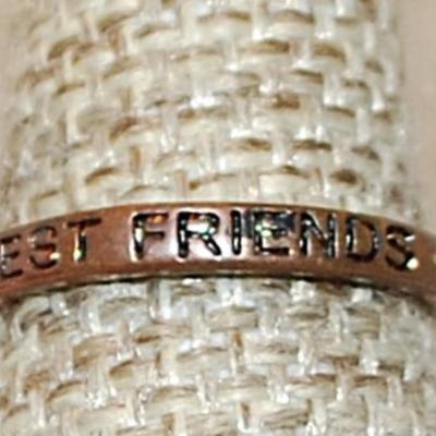 Size 7 ½ VINTAGE Clear Stones HEART Ring Inscribed on the OUTSIDE of the Brass-Colored Band "BEST FRIENDS" (2.1g)