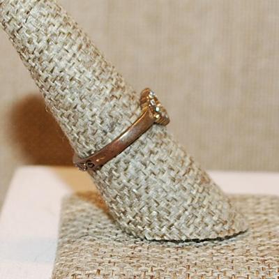 Size 7 ½ VINTAGE Clear Stones HEART Ring Inscribed on the OUTSIDE of the Brass-Colored Band "BEST FRIENDS" (2.1g)