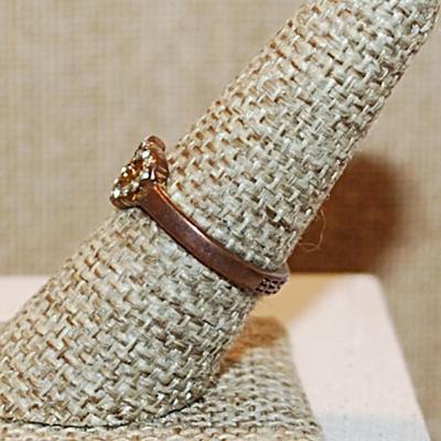 Size 7 ½ VINTAGE Clear Stones HEART Ring Inscribed on the OUTSIDE of the Brass-Colored Band "BEST FRIENDS" (2.1g)