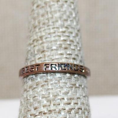 Size 7 ½ VINTAGE Clear Stones HEART Ring Inscribed on the OUTSIDE of the Brass-Colored Band "BEST FRIENDS" (2.1g)