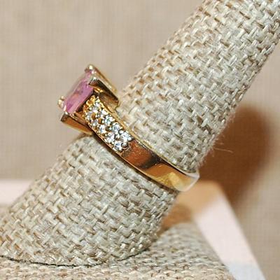 Size 8 ¼ VINTAGE Light PINK Square Translucent Stone Ring with 20 Small Clear Stone Accents on a Gold Tone Band (4.2g)