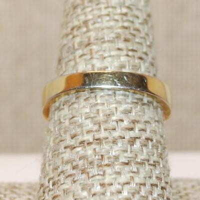 Size 8 ¼ VINTAGE Light PINK Square Translucent Stone Ring with 20 Small Clear Stone Accents on a Gold Tone Band (4.2g)