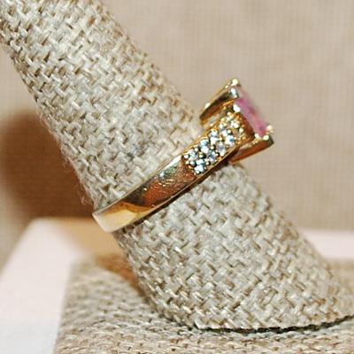 Size 8 ¼ VINTAGE Light PINK Square Translucent Stone Ring with 20 Small Clear Stone Accents on a Gold Tone Band (4.2g)