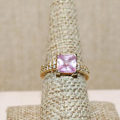 Size 8 ¼ VINTAGE Light PINK Square Translucent Stone Ring with 20 Small Clear Stone Accents on a Gold Tone Band (4.2g)