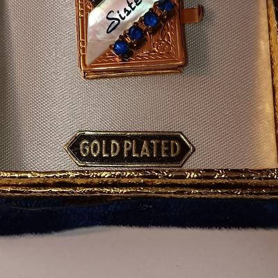 GOLD PLATED "SISTER" LOCKET BROOCH WITH BLUE STONES AND 2 NEW HAIR CLIPS