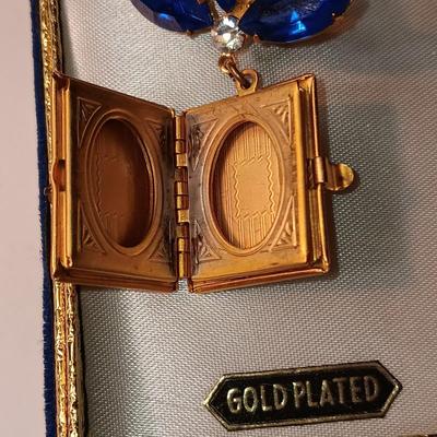 GOLD PLATED "SISTER" LOCKET BROOCH WITH BLUE STONES AND 2 NEW HAIR CLIPS