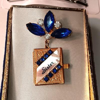 GOLD PLATED "SISTER" LOCKET BROOCH WITH BLUE STONES AND 2 NEW HAIR CLIPS