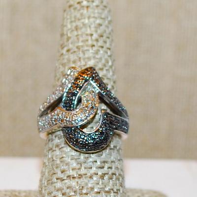 Size 7 ½ VINTAGE BLACK & SILVER Intertwined DOTTED BRUSHED Ring on a Silver Tone Band (5.6g)