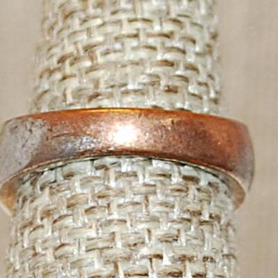 Size 7 ½ VINTAGE BLACK & SILVER Intertwined DOTTED BRUSHED Ring on a Silver Tone Band (5.6g)