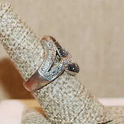 Size 7 ½ VINTAGE BLACK & SILVER Intertwined DOTTED BRUSHED Ring on a Silver Tone Band (5.6g)