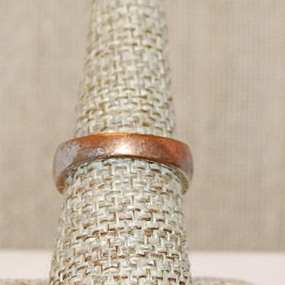 Size 7 ½ VINTAGE BLACK & SILVER Intertwined DOTTED BRUSHED Ring on a Silver Tone Band (5.6g)