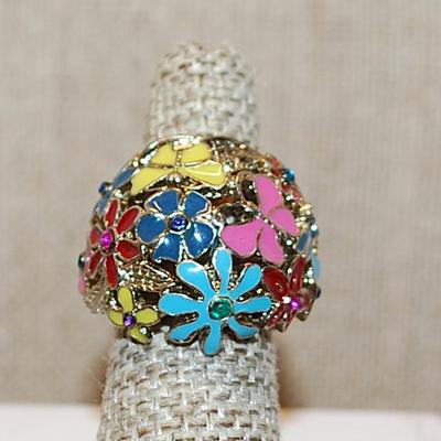 Size 6 ½ VINTAGE Multicolored Enamel Styled Bouquet of Flowers Ring on a Silver Tone Band (13.1g)