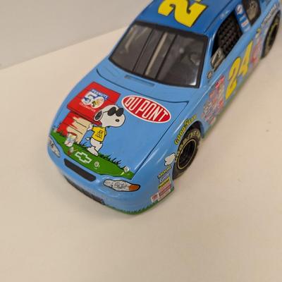 #24 Jeff Gordon DuPont 1/18 Peanuts Snoopy & 2001 Champion #15