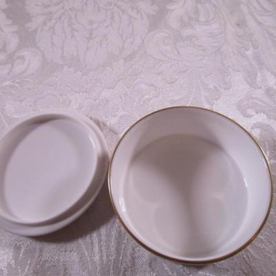 Prince Harry and Princess Megan picture and Queen Elizabeth commerative dish