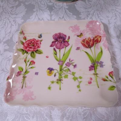 2 plastic plates, 1 planter, 1 Oneida silver-plated candy dish