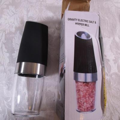Gravity electric salt & pepper mill