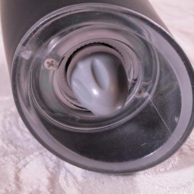 Gravity electric salt & pepper mill