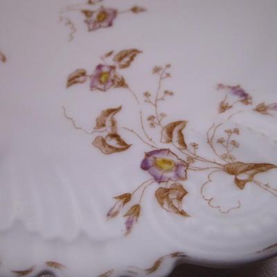2 plates with petit purple flowers