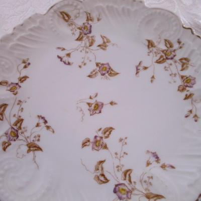 2 plates with petit purple flowers