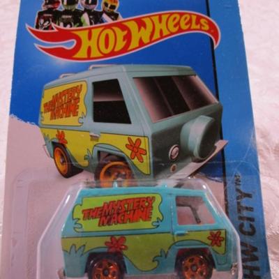 2 Hot Wheels cars