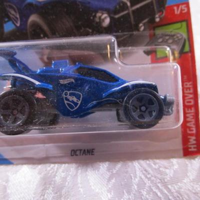 2 Hot Wheels cars