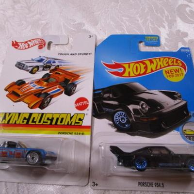 2 Hot Wheels cars